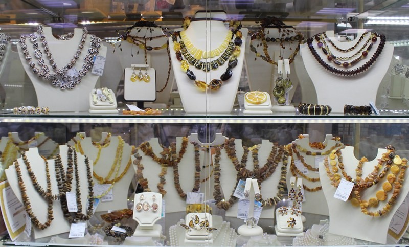 Фото из торгового зала ювелирного салона "Престиж-Ювелир" в Серпухове комплекты с натуральными камнями
