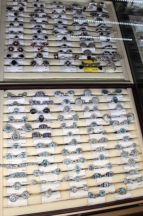 Фото из торгового зала ювелирного салона "Престиж-Ювелир" в Серпухове серебро комплекты