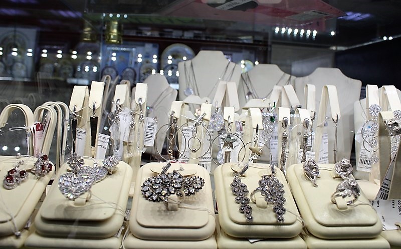 Фото из торгового зала ювелирного салона "Престиж-Ювелир" в Серпухове серебро комплекты