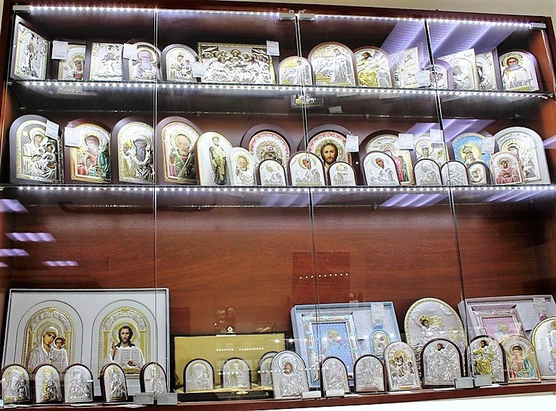 Фото из торгового зала ювелирного салона "Престиж-Ювелир" в Серпухове серебро иконы