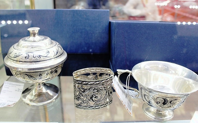 Фото из торгового зала ювелирного салона "Престиж-Ювелир" в Серпухове серебро столовое серебро