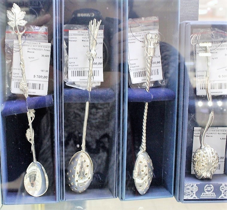 Фото из торгового зала ювелирного салона "Престиж-Ювелир" в Серпухове серебро столовое ложки