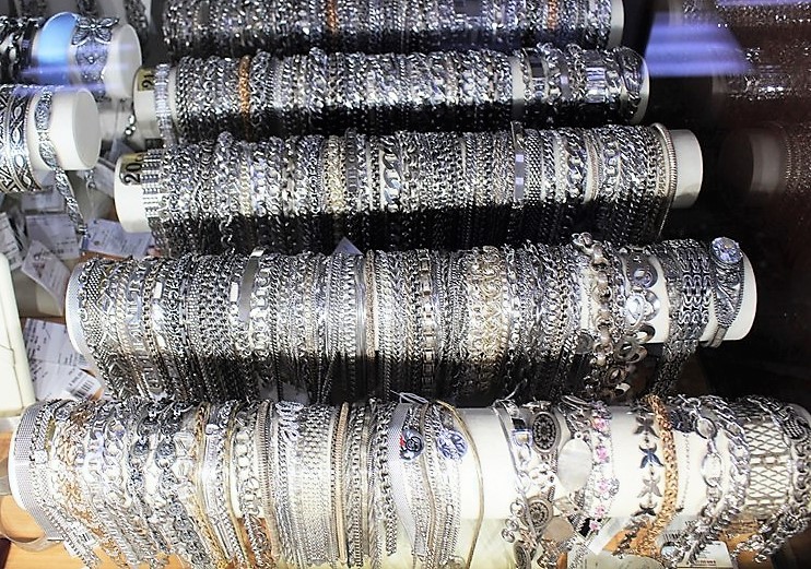Фото из торгового зала ювелирного салона "Престиж-Ювелир" в Серпухове серебро браслеты