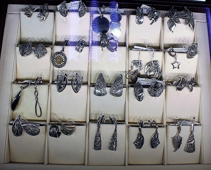 Фото из торгового зала ювелирного салона "Престиж-Ювелир" в Серпухове серьги серебро