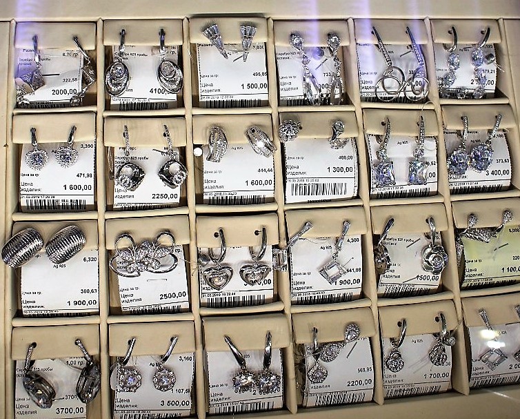Фото из торгового зала ювелирного салона "Престиж-Ювелир" в Серпухове серьги серебро